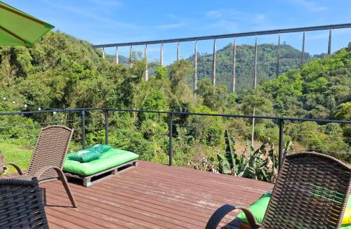 Vespasiano Correa House | Cabanas V13, segundo maior viaduto do mundo! Com ar