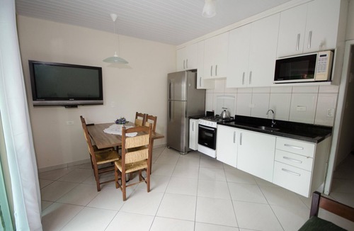 Zimbros House | . Cantinho de Zimbros - Bombinhas 2 bedrooms, air conditioning. 80 m from the beach.