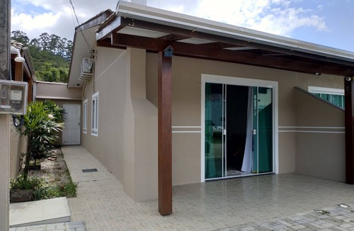 Zimbros House | . Cantinho de Zimbros - Bombinhas 2 bedrooms, air conditioning. 80 m from the beach.