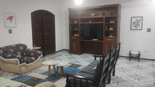 Itanhaem House | Carnaval a partir 5 diárias - 15 pessoas- Linda Casa de praia com Super piscina 12x5 Novinha com 3 níveis, Wi-Fi, Tv led,jardim , churrasqueira completa