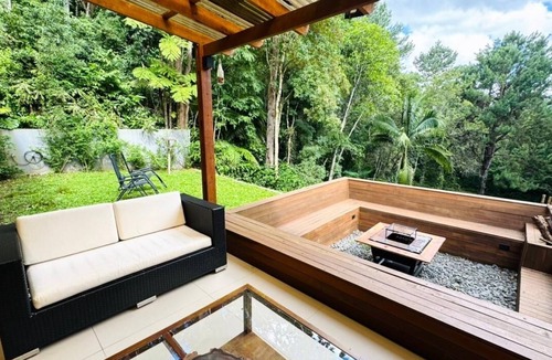 Cachoeira House | Casa Alba | A retreat in Curitiba with a lake, bonfire, and cinema.