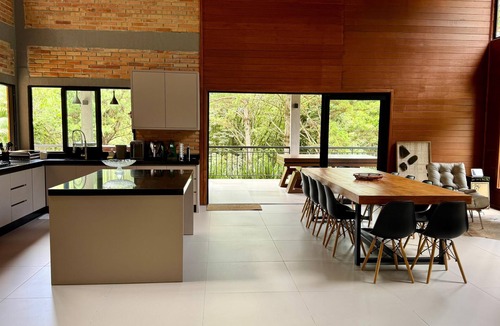 Cachoeira House | Casa Alba | A retreat in Curitiba with a lake, bonfire, and cinema.