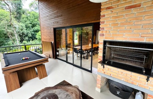 Cachoeira House | Casa Alba | A retreat in Curitiba with a lake, bonfire, and cinema.