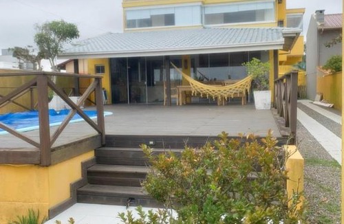 Meia Praia House | Casa amarela