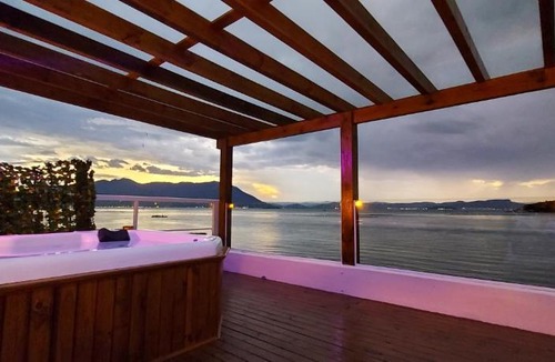 Ribeirao da Ilha House | Casa beira mar com Praia Privativa
