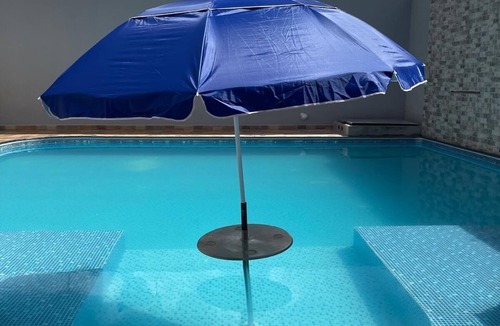 Barretos House | Casa com vaga para 3 carros, área de churrasco com piscina grande.