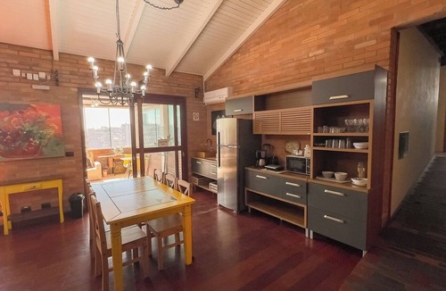 Humaita House | Casa com Vista, Lareira e Churrasqueira na Serra