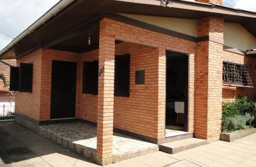 Cambara do Sul House | CASA COMPLETA CENTRAL, 4 Qtos, Wi-Fi, 130m quadrados, 4 Camas Casal, Churrasqueira Interna, Quintal com Área Verde e Pomar, Varanda, 2 Banheiros, 9 Pessoas, Área Frontal, Garagem Coberta, Estacion Interno 2 Carros, Fogão a Lenha