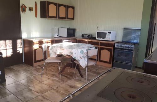 Cambara do Sul House | CASA COMPLETA CENTRAL, 4 Qtos, Wi-Fi, 130m quadrados, 4 Camas Casal, Churrasqueira Interna, Quintal com Área Verde e Pomar, Varanda, 2 Banheiros, 9 Pessoas, Área Frontal, Garagem Coberta, Estacion Interno 2 Carros, Fogão a Lenha