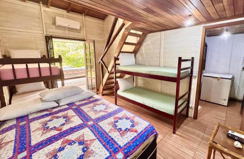 Paranagua House | Casa de 2 quartos e 1 mezanino na ilha do Mel próximo ao mar