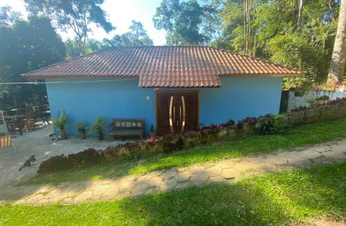 Nazare Paulista House | Casa de campo com muito verde e paz, 2 quartos, Wi-Fi, churrasqueira, deck, trilha