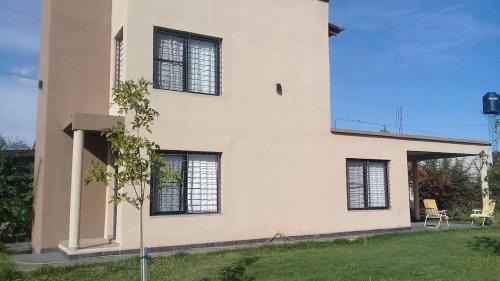 Colon House | Casa de dos plantas con amplio espacio al aire libre