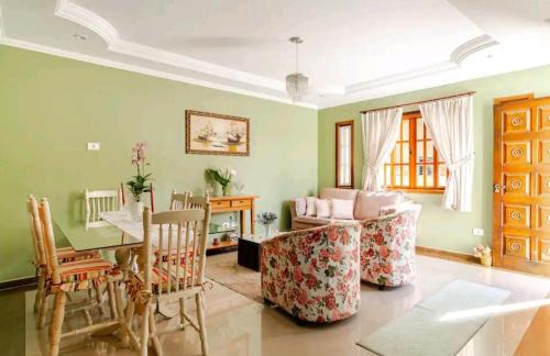 Vila Britania House | Casa espaçosa e aconchegante com lareira em Campos do Jordão