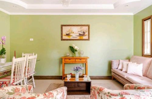 Vila Britania House | Casa espaçosa e aconchegante com lareira em Campos do Jordão
