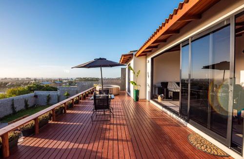 Ribanceira House | Casa exclusiva com a Melhor Vista da Praia do Porto, Jacuzzi privativa e Pet Friendly - perfeita para casais