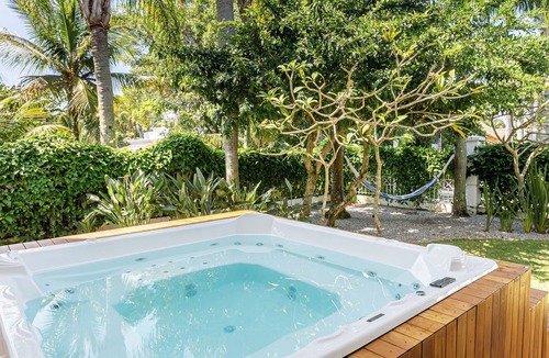 Jurere House | Casa Exclusiva em Jurerê In - Piscina & Jacuzzi. 4 min da praia. Faça tudo a pé