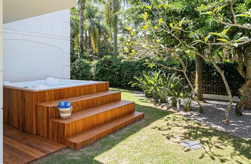 Jurere House | Casa Exclusiva em Jurerê In - Piscina & Jacuzzi. 4 min da praia. Faça tudo a pé