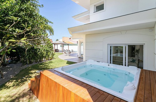 Jurere House | Casa Exclusiva em Jurerê In - Piscina & Jacuzzi. 4 min da praia. Faça tudo a pé