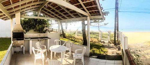 Zimbros House | Casa frente Mar Pé na AREIA - Ar, WIFi, Churrasqueira - 10x sem juros