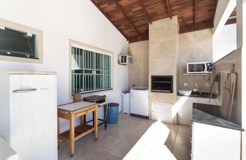 Zimbros House | CASA JACUÍ A 350 METROS DA PRAIA