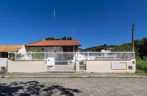 Zimbros House | CASA JACUÍ A 350 METROS DA PRAIA