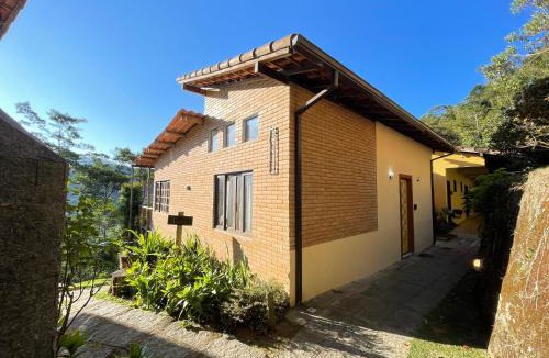 Teresopolis Ski Chalet | Casa Mohini Refúgio nas montanhas de Teresópolis Quarto com deck rede suspensa, lareira e cachoeira