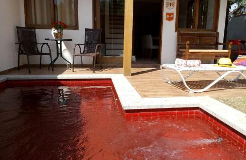 Jabaquara House | Casa Refúgio Paraty com Piscina Vermelha - 3 Suítes, Churrasqueira e Praia na Esquina!