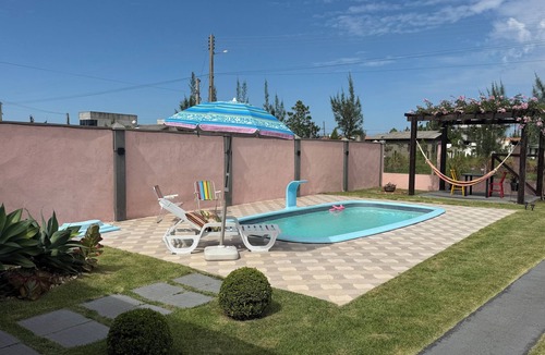 Balneario Gaivota House | Casa Rosa in Balneário Gaivota, 600m from the beach.