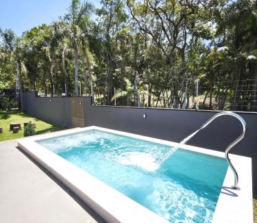 Estaleiro House | Casa Woods seu Refúgio na Praia do Estaleiro