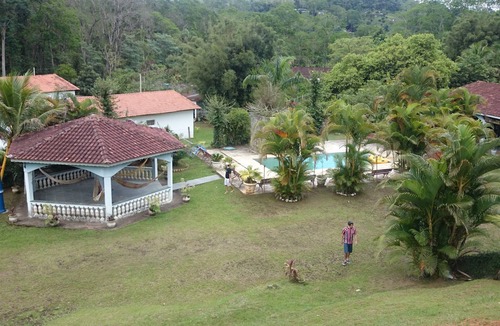 Pedro de Toledo House | Chácara Recanto Tricolor, a country house with a swimming pool, barbecue area, and games room.