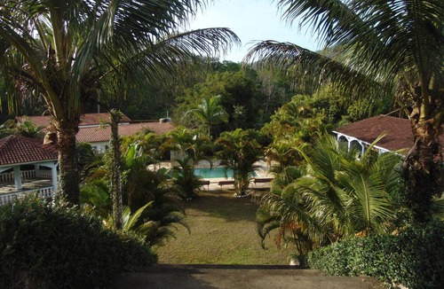 Pedro de Toledo House | Chácara Recanto Tricolor, a country house with a swimming pool, barbecue area, and games room.