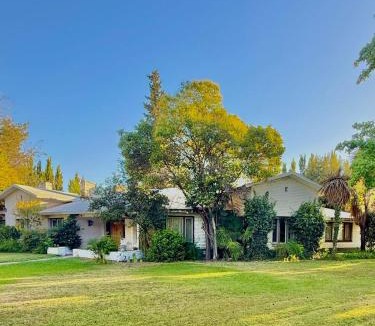 Comahue House | Chacra Los Cipreses - Casa completa con gran parque arbolado, 7 personas, entorno tranquilo
