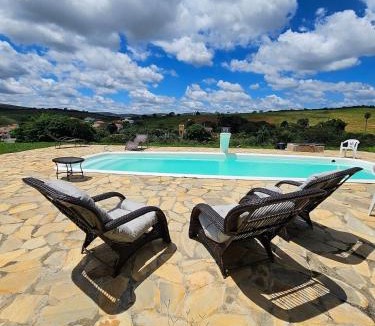 Carrancas Ski Chalet | Chalés Vila Carrancas - Ao lado do centro com piscina, cozinha completa e muita tranquilidade