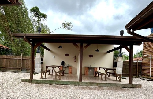 Praia do Rosa Ski Chalet | Chalé Praia do Rosa 1 km from town center Pet Friendly | Rose Mar Moradas