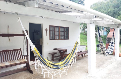 Suzano House | Country house with swimming pool, barbecue area and lots of greenery.