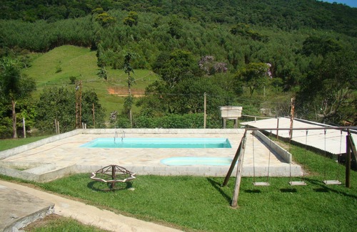 Nazare Paulista House | Countryside property, accommodates families with children and accepts pets.