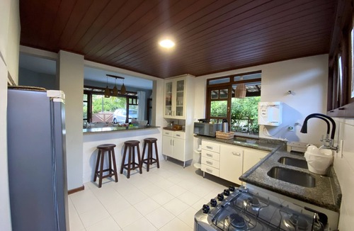 Jenipabu House | Cozy 4-bedroom house in Guarajuba with pool, 200m from the beach, in a gated community.