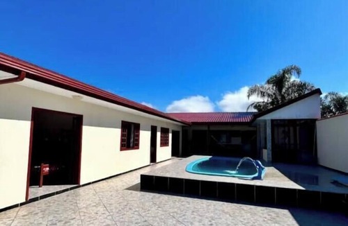 Matinhos House | Cozy beach house in Matinhos with pool for up to 18 people.