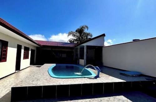 Matinhos House | Cozy beach house in Matinhos with pool for up to 18 people.