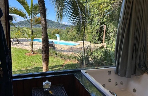 Barra Grande Ski Chalet | Cozy chalet in Paraty with a bathtub and a beautiful sea view.