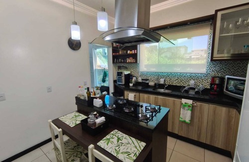 Capivari House | Cozy house, less than 10 minutes from the beach.