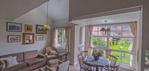 Bairro Lago Negro Apartment | Duplex Floresta Negra - Sua Base perfeita em Gramado! Ótima LOCALIZAÇÃO LAGONegro 500m - 02 Quartos e 02 Banheiros para FAMILIA em CONDOMINIO FECHAD0, cozinha completa com GARAGEM e portaria 24h