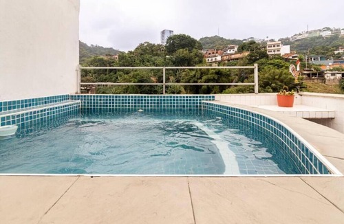 Itarare Apartment | Duplex penthouse with pool, 2 blocks from the beach.