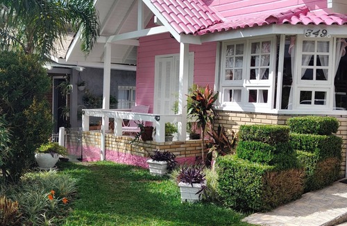 Carniel House | Enchanted Pink House, Charming Chalet - Gramado, RS