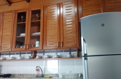 Buzios House | Excellent duplex apartment with 3 en-suite bedrooms, air conditioning, swimming pool, Sky TV, and Wi-Fi, in Geribá-Búzios.