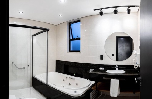 Centro Hotel | Experience Ponta Grossa’s Charm in a Well-Equipped, Delightfully Modern Room