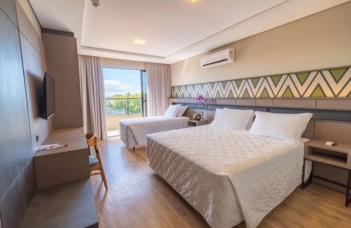 Foz do Iguacu Hotel | Fresh Balcony Room | Free Breakfast & 5 mi from Bird Park