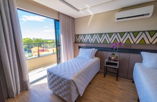 Foz do Iguacu Hotel | Fresh Balcony Room | Free Breakfast & 5 mi from Bird Park