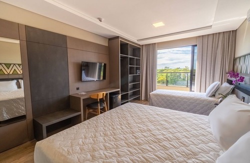 Foz do Iguacu Hotel | Fresh Balcony Room | Free Breakfast & 5 mi from Bird Park