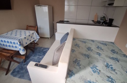 Itaipuacu Apartment | Furnished beachfront suite in Itaipuaçu – Maricá, RJ, with kitchen, ideal for a couple.